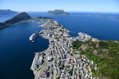 Ålesund kommune skal i gang med forbedring av sjøbunnsforholdene i byens havnebasseng. Foto: Harald M. Valderhaug