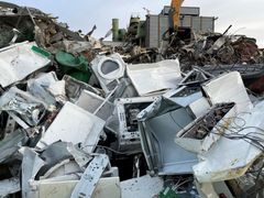 Bildet er fra et behandlingsanlegg for EE-avfall der EE-avfallet ikke er blitt tilstrekkelig miljøsanert.  Foto: Statsforvalteren i Vestland