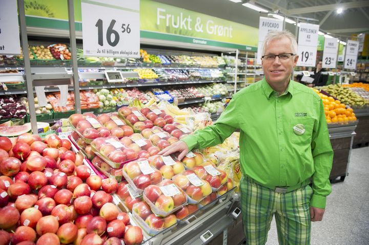KIWI-sjef Jan Paul Bjørkøy maner til kamp mot matkasting. - Ikke kjøp mer mat enn du klarer å spise, oppfordrer Bjørkøy