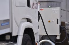 ABB-ladere fyller strøm på ASKOs elektriske lastebiler.