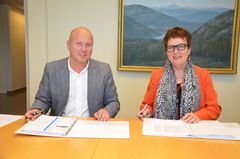 Regiondirektør i Bygg Distrikt, Sturla Magnus, og fylkesrådmann i Telemark, Evy-Anni Evensen, signerte kontrakten torsdag 7. juli. Foto: Tom Marius Lorier Holen