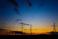 STRØMBRUDD: Når lyset forsvinner som følge av brudd på linjene og strømmen blir borte lenge av gangen, er det greit å vite hva man har krav på. Foto: Shutterstock.