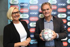 Sponsorsjef Vibecke Utengen og administrerende direktør Tor Morten Osmundsen i Altibox er glade for å forlenge samarbeidet med Eliteserien og Norsk Toppfotball. (Foto: Elise Løvereide / Altibox)
