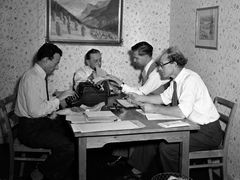 OSLO 19531012 Stortingsvalget 1953 var det første valget etter at den såkalte Bondeparagrafen ble opphevet. Arbeiderpartiet får flertall. Her fra valgnatten i nyhetsbyrået Norsk Telegrambyrå NTB. Her bearbeides valgresultatene av journalistene, bl.a. journalist Henry Henriksen (foran th) og Oddvar Hellerud. Foto: NTB scanpix