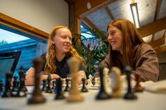 Elevene på Akademiet Realfagsskole Oslo tar gjerne en runde sjakk i løpet av skoledagen.