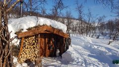 Godt med ved på Arturgammen - en åpen bu i Reisa nasjonalpark Foto: Tarjei Gunnestad