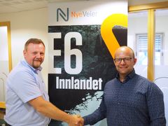 Kontraktssignering. Til venstre Øyvind Moshagen, prosjektdirektør i Nye Veier og Johan Hansson, administrerende direktør i Peab Anlegg. Foto: Nye Veier.