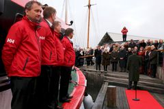 Mannskapet på RS «Bill» og representanter for giverne til redningsskøyta på kaia.