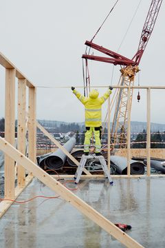 En arbeider i sving på en byggeplass. Foto: Arbeidstilsynet