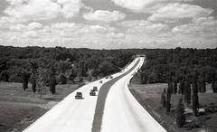 Familien Lind reiste til Amerika i 1938. Det ser ut som turen startet i New York og fortsatte sørover. Turen gikk innom Bayonne, Baton Rouge, New Orleans og Houston. Den varte fra mars 1938 til mai 1939. Dette fotografiet var merket Bayonne forsommeren 1938 Arkivverket/Pa 0982 - Esso Norge A/S).