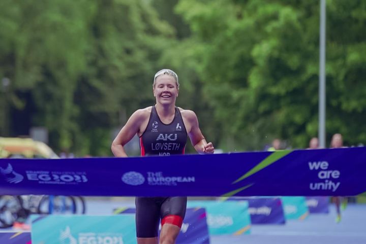 Seier til alltid-smilende Solveig Løvseth. Foto: Olalla Cernuda fra World Triathlon/Norges Triatlonforbund. Kan brukes fritt av norsk presse.