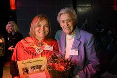 Maret Ravdna Buljo gratuleres av leder for Ingrid Espelid Hovigs matkulturpris,  Liv Gregersen Kongsten. foto: Matmerk
