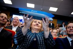 Statsminister Erna Solberg holder en 3D-printet modell av et skip som brukes til demonstrasjon av digital tvilling for skip. Hos Wilhelmsen under lansering av Rederiforbundets konjunkturrapport for 2019.