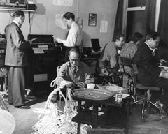 OSLO 19511008 Kommunevalget 1951. Senderne i NTB tikker inn valgresultatene fra hele landet. Noen minutter etter ligger de på bordet i de forskjellige avisredaksjonene. Foto: Sverre A. Børretzen / Aktuell / NTB scanpix