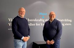 Bjørn Glenn Hansen har holdt forelesing om glass på «Miliariumskolen». Til høyre oppdragsgiver, porteføljesjef Rolf Hammerseth i Miliarium Bolig. Foto: Edvard Helgesen, Miliarium Bolig.