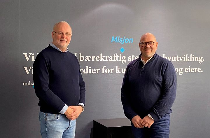Bjørn Glenn Hansen har holdt forelesing om glass på «Miliariumskolen». Til høyre oppdragsgiver, porteføljesjef Rolf Hammerseth i Miliarium Bolig. Foto: Edvard Helgesen, Miliarium Bolig.
