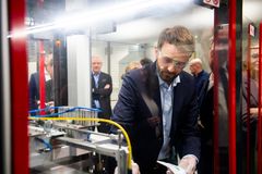 Næringsminister Jan Christian Vestre åpnet SINTEF Battery Lab 8,. februar 2023. Foto: SINTEF/Karoline Ravndal Lorentzen
