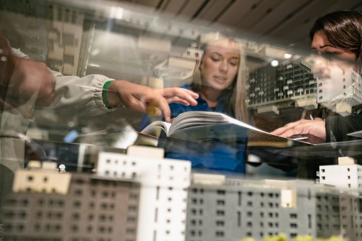 Fra salgsmøtet hvor de første leilighetene på Ulven i Oslo ble lagt ut for salg i fjor sommer.  Foto: Ilja C. Hendel