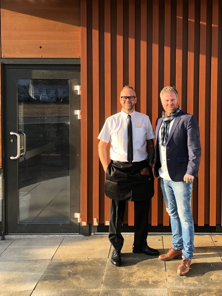 Restaurantsjef Boas Boasson og Franchisetager Ronny Sigbjørnsen utenfor den nye McDonald's- restauranten i Sola