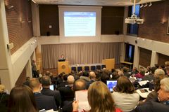 En fullsatt sal fulgte med på "panelprat" og innlegg med ekspertise på oljevern, søk og redning. Foto: Kystverket