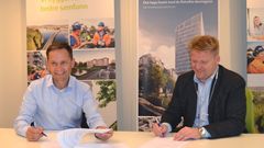 Andreas Poulsson, prosjektleder Base Property og Jone Klingsheim, regiondirektør Skanska Bygg Sør signerer kontrakten om bygging av K8.