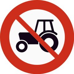 Skiltene som er satt opp viser forbud mot kjøring av all type traktor, uansett hvilken fart traktoren kan kjøres med.