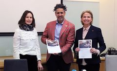 Marit Svensgaard, Oslo Economics, Kulturminister Abid Raja og idrettspresident Berit Kjøll med den ferske rapporten. Foto: Geir Owe Fredheim