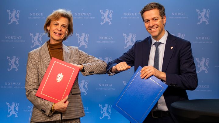 Sveriges ambassadør til Norge, Cecilia Björner, og samferdselsminister Knut Arild Hareide signerte avviklingsavtalen for bomstasjonene ved Svinesund fredag 19. februar. Foto: Henrik Jonassen/SD