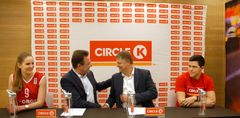Circle K går inn som hovedsponsor for begge seniorlandslagene for treårsperioden 2017- 20. Hans Erik Johnsen (nr. 2 fra venstre), 2. visepresident i NBBF og og Jacob Schram, europasjef i Circle K, signerte avtalen under påsyn av Tori S. Halvorsen fra Ullern Basket og Stian Mjøs fra Bærum Basket.