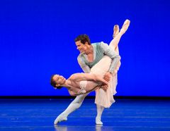Melissa Hough og Yoel Carreno i Balanchines Tschaikovsky Pas de deux. Foto: Erik Berg