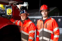 Trondheim/Orkanger: Noen ganger trenger man ekstra hjelp, og da er det godt at Kristoffer kan ringe Marius Winum ved Falck Trondheim. Marius er ekspert på bruk av luftputer, som gjerne er løsningen dersom en veltet trailer skal løftes opp. Foto: National Geographic Channel.
