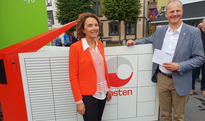 Konsernsjef Tone Wille i Posten skrev den historiske brevet som samferdselsminister Ketil Solvik-Olsen kunne hente ut fra verdens første selvgående brev -og pakkerobot.