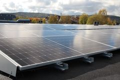 224 solcellepaneler har blitt installert på taket hos Møller Bil Hvam.