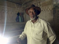 Freeman blir introdusert for pyramidetekster innrisset i farao Unas' pyramide i Saqqara, Egypt. Foto: National Geographic Channels/Seth Nejame