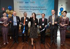 Singapore Airlines lander for første gang på Arlanda flyplass. Beth Soh Singapore Airlines, Hans Ollongren SAS, Subhas Menon Singapore Airlines, Ann Linde EU- og handelsminister, Subhas Menon Singapore Airlines, Mr Quek Singapores ambassadør i Sverige, Jonas Abrahamsson Swedavia, Yvonne Ong Singapore Airlines. Foto: Sören Andersson.