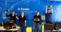 Studenter fra OsloMet viser fram utstyret i det nye laboratoriet. Foto: Trimble.