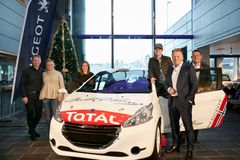 16-åringen Oliver Solberg forventes å sette preg på bilsporten fremover. Her mottar han sin første, egne løpsbil; en Peugeot 208 R2 fra Bertel O. Steen overlevert av konsernsjef Bjørn Maarud i Bertel O. Steen AS og direktør Thorbjørn Myrhaug i PSA Norge (Peugeot, Citroën og DS). Olivers kartleser Veronica Gulbæk Engan, samt hans foreldre Petter og Pernilla Solberg, var også til stede. Foto:
Bertel O. Steen/Jarle Nyttingnes