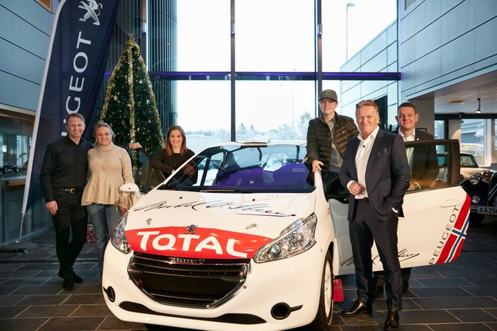 16-åringen Oliver Solberg forventes å sette preg på bilsporten fremover. Her mottar han sin første, egne løpsbil; en Peugeot 208 R2 fra Bertel O. Steen overlevert av konsernsjef Bjørn Maarud i Bertel O. Steen AS og direktør Thorbjørn Myrhaug i PSA Norge (Peugeot, Citroën og DS). Olivers kartleser Veronica Gulbæk Engan, samt hans foreldre Petter og Pernilla Solberg, var også til stede. Foto:
Bertel O. Steen/Jarle Nyttingnes