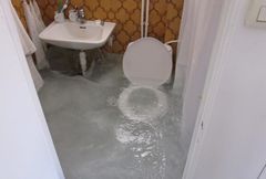 Slik kan det se ut etter at frosten har ødelagt rør på et hyttebad. (Foto: If)