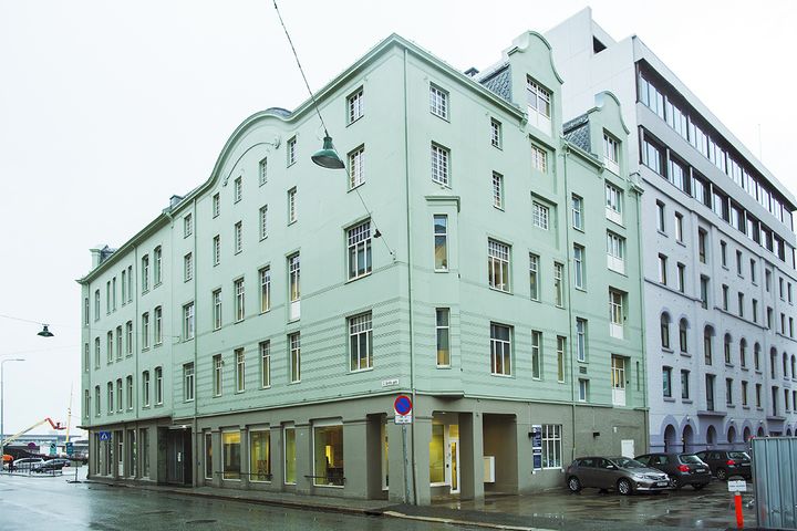 MIDT I SENTRUM: Fasade nye lokaler i C. Sundts gate 27 - midt mellom Fisketorget og Akvariet.