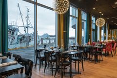 NYDELIG UTSIKT: Fra frokostsalen ser man ut på havet og naturen rundt Svolvær.