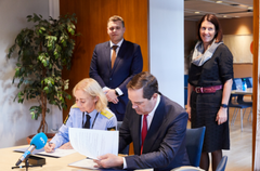 SIGNERING: Nina Skarpenes, rektor ved Politihøgskolen, og Chuck Robbins, Global toppsjef ved Cisco, signerer avtalen. (foto: Cisco)