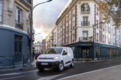 Nye ë-Berlingo har tatt med seg komfort- og sikkerhetsutstyr som vi kjenner fra Citroëns personbiler. Head-up-display, aktiv filholder, skiltgjenkjenning, kollisjonsvarsling og automatisk nødbrems, er bare noen av dem.