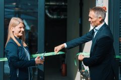 Ordfører Lene Conradi åpnet energisentralen. Her sammen med Per Just Skaret, direktør for økonomi og marked i AF Energi & Miljøteknikk. Foto: Oda Hveem