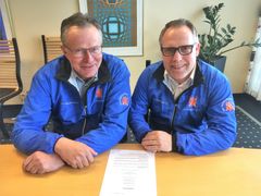 Generalsekretær i Det frivillige Skyttervesen, Jarle Tvinnereim (tv) og Eirik Olsen Engen, partneransvarlig i Frende Forsikring.