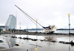 Stormen Dagmar i 2011 traff Molde. Stormfloen i Molde kastet en seilbåt på land og medførte erosjon av grovere masser også langt innover land. Foto: Kjell Langmyren