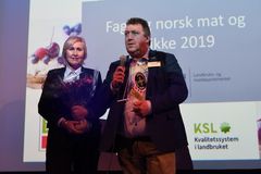 To stolte produsenter, Heidi og Vidar Garnvik fra Garnviks røkeri, på scenen for å ta imot Spesialitet-merket. Foto: Matmerk