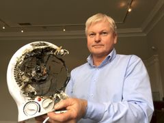 Små vifteovner velter lett. - Denne ble liggende mot gulvet, ble overopphetet og startet en boligbrann, sier Odd Magne Skjerping i Frende Forsikring.
