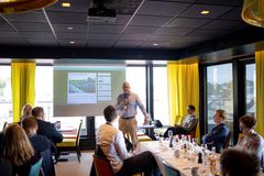 Torstein Melhus fra Agder Energi presentere tanker omkring energiknutepunkt og hvordan vi kan se for oss å utnytte ny teknologi for å løse Kristiansand Havns utfordringer. Foto: Mona Hauglid