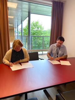Fungerende etatsdirektør i Sykehjemsetaten, Anne Berger Sørli, og Produksjonsansvarlig i Omsorgsbygg, Bjørn Midtdal, signerer overføringen.